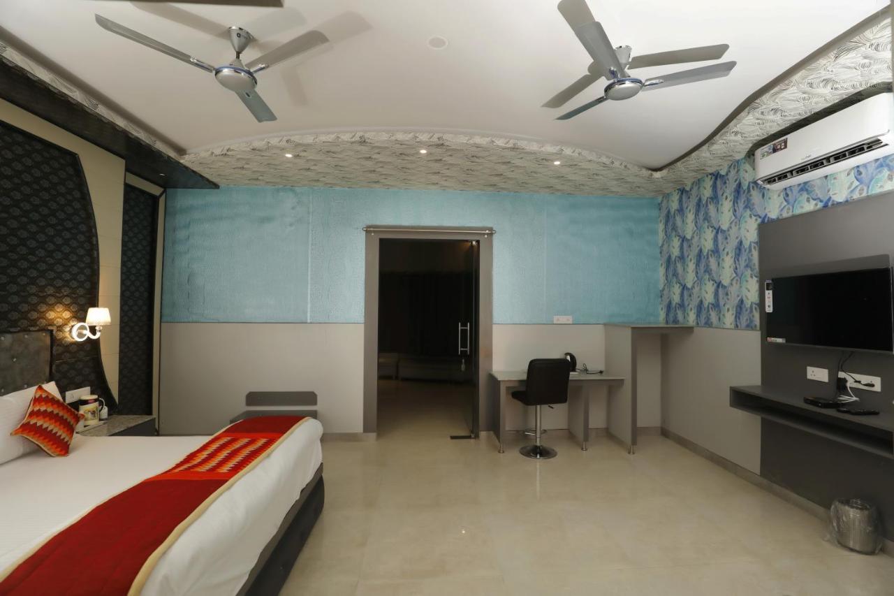The Park Presidency Hotel Bareilly Bagian luar foto
