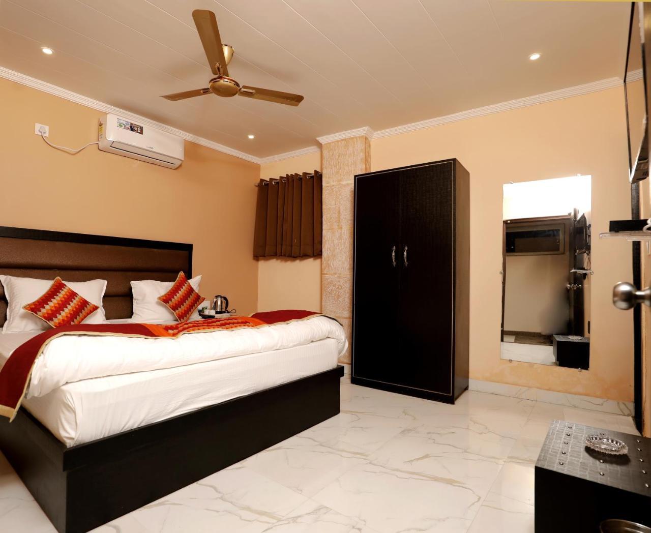 The Park Presidency Hotel Bareilly Bagian luar foto