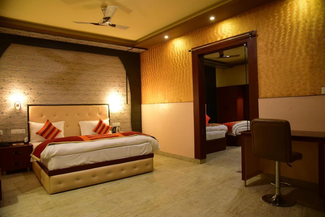 The Park Presidency Hotel Bareilly Bagian luar foto