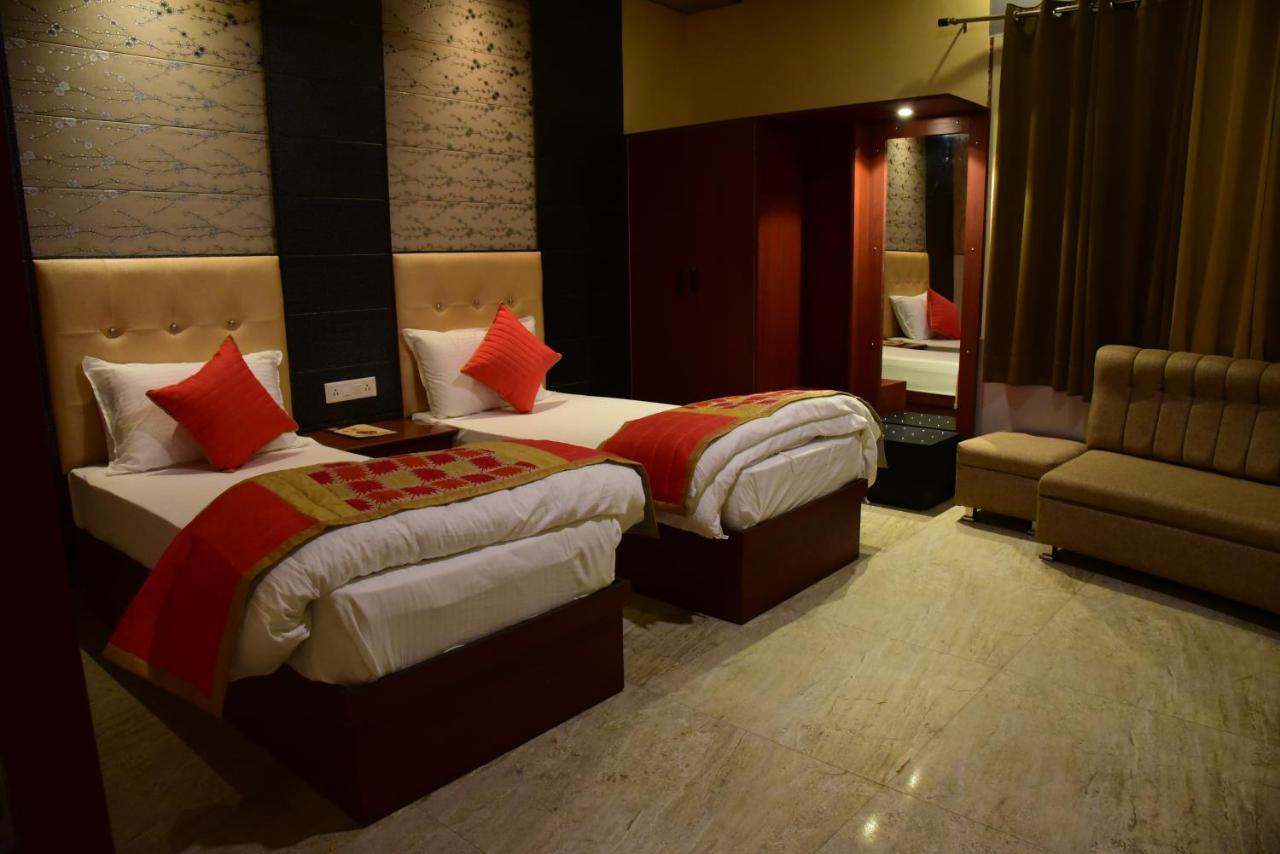 The Park Presidency Hotel Bareilly Bagian luar foto