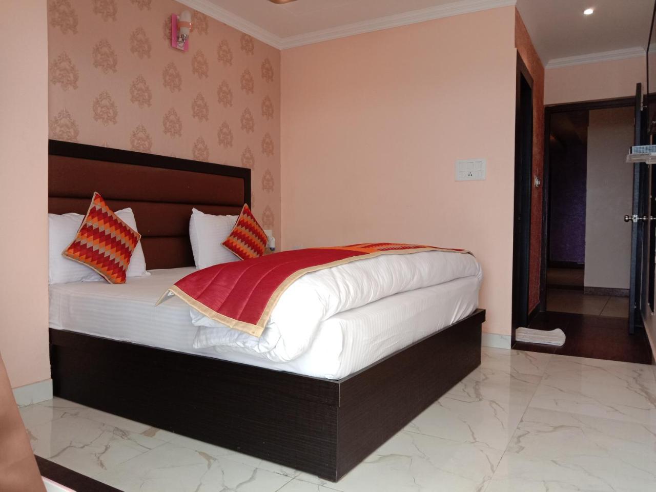 The Park Presidency Hotel Bareilly Bagian luar foto