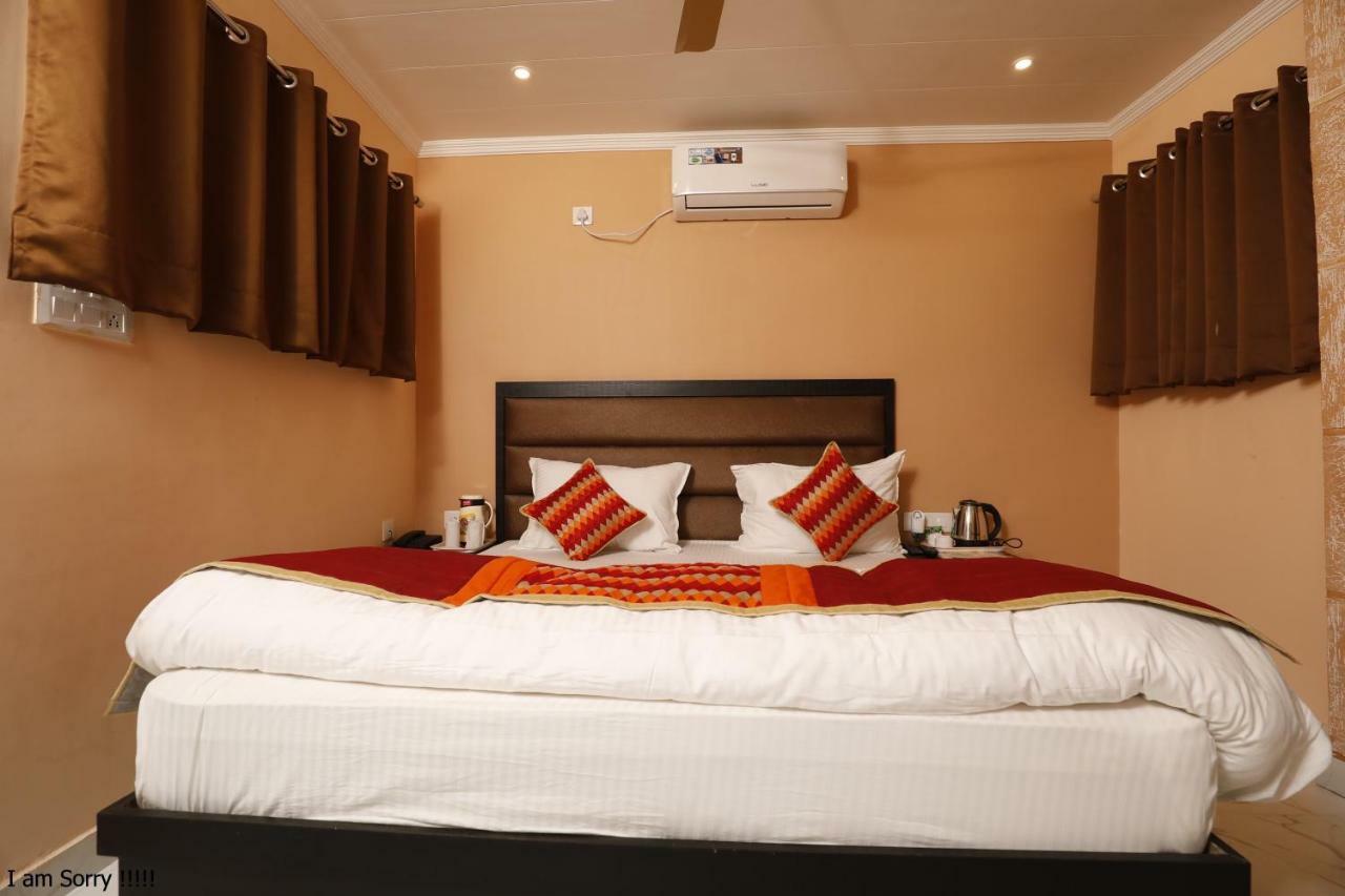 The Park Presidency Hotel Bareilly Bagian luar foto